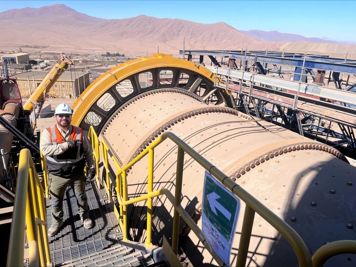 Se reemplazaron válvulas tipo cuchilla y mariposa en zonas críticas del proceso de molienda, mejorando la confiabilidad y reduciendo tiempos de mantenimiento. La solución incluyó actuadores neumáticos de respuesta rápida y accesorios de instrumentación para control remoto.