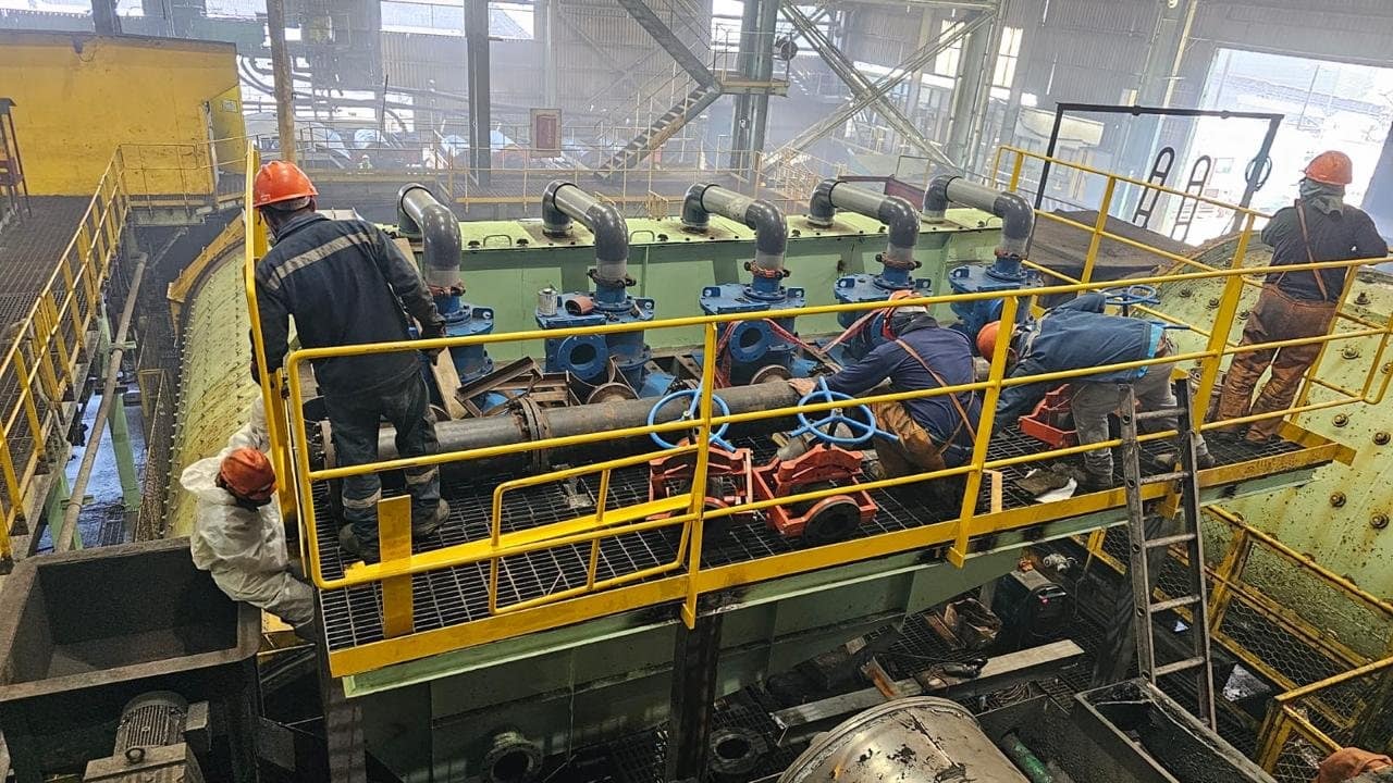 Se propuso e implementó el reemplazo progresivo de válvulas convencionales por válvulas tipo pinch de servicio severo, diseñadas específicamente para manejo de lodos altamente abrasivos. Las válvulas seleccionadas incluyen un manguito interno de caucho natural reforzado, cuerpo en acero al carbono, y actuadores neumáticos para permitir apertura y cierre remoto.
Además, se incorporaron indicadores de posición y válvulas de control con solenoide para integración con el sistema de automatización de planta.