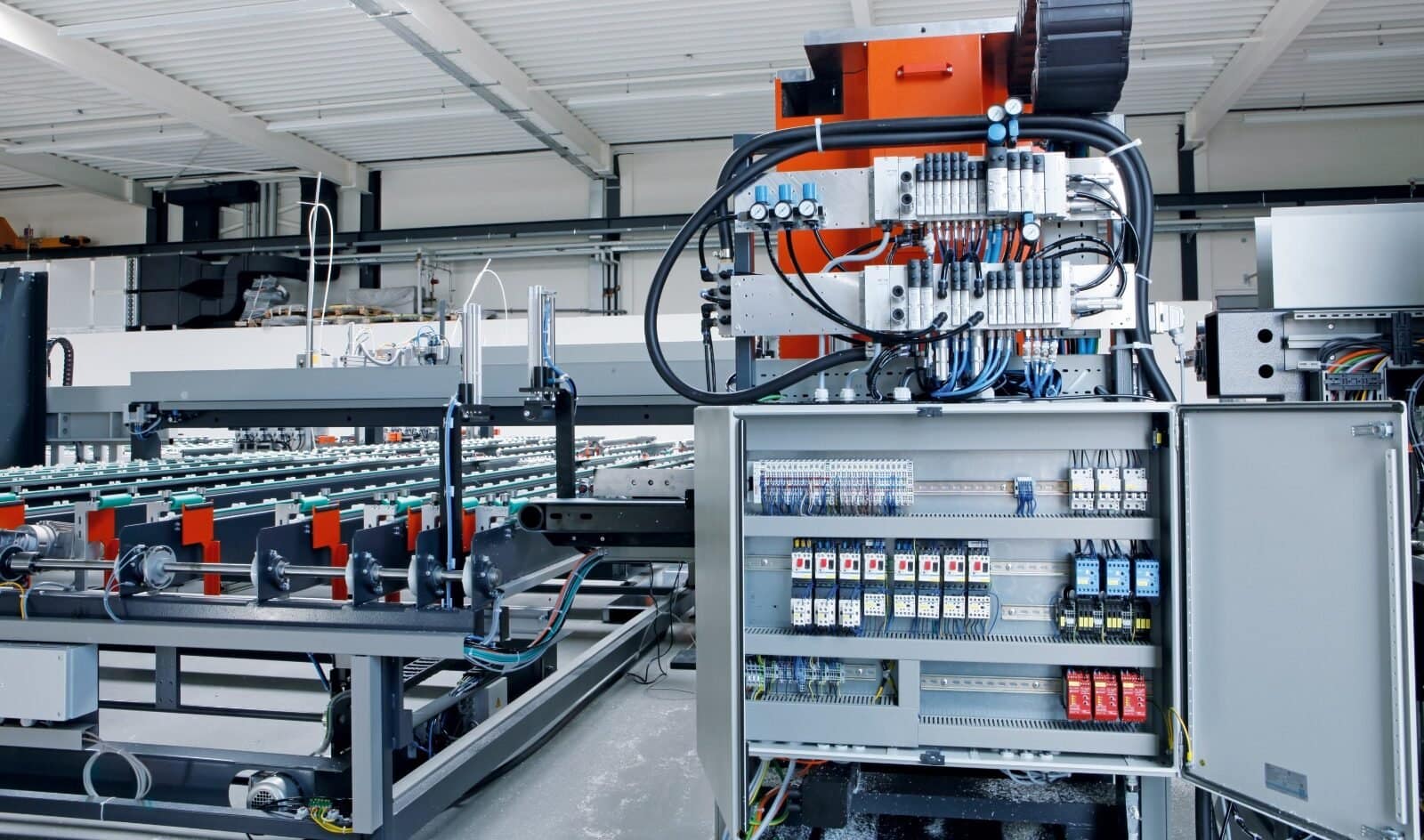 Diseño e implementación de un sistema de dosificación automática en sala limpia mediante válvulas de proceso sanitarias, gabinete de control RIO y controladores modulares. El proyecto incluyó validaciones técnicas según estándares farmacéuticos y pruebas en condiciones estériles.