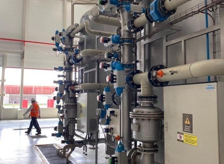 Diseño e instalación de una solución completa para el sistema de dosificación química y control de caudal.
El proyecto incluyó el suministro de válvulas de bola y mariposa automatizadas con actuadores neumáticos, integradas a gabinetes de control RIO para operación remota